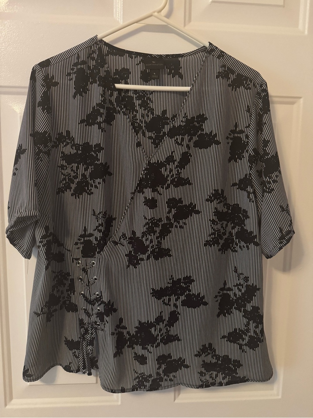 Floral-Print Short Sleeve Blouse in Black and White